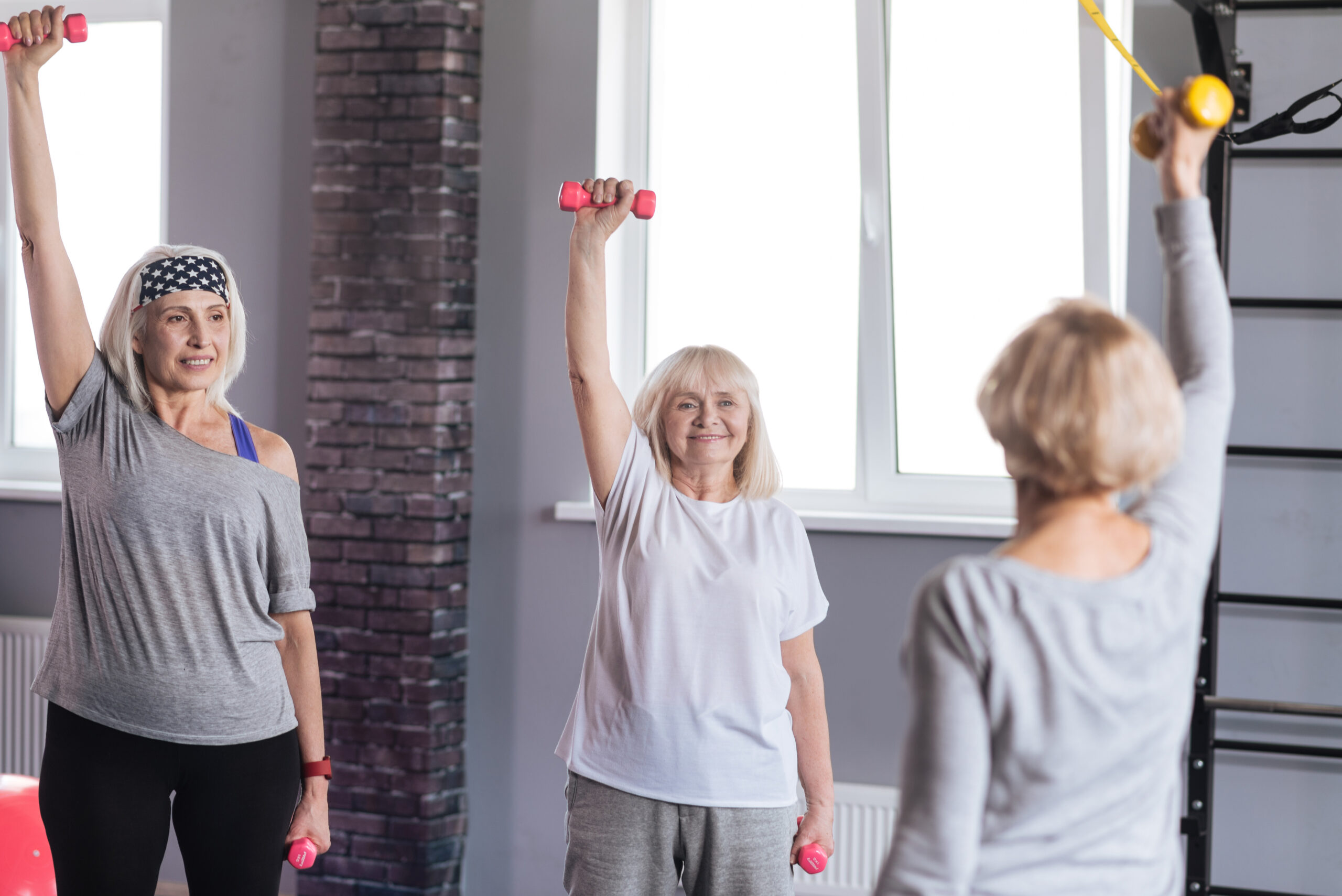 Profilaktyka osteoporozy – starsze kobiety ćwiczące z lekkimi ciężarkami