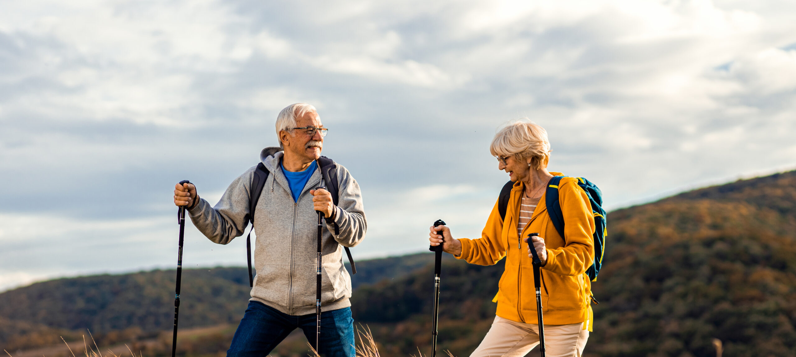 Para seniorów zacieśnia więzi społeczne poprzez wspólne uprawianie nordic walking w lesie